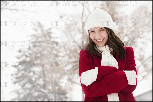 USA, Utah, Lehi, Portrait of young woman shivering in snow. Photo : Mike Kemp