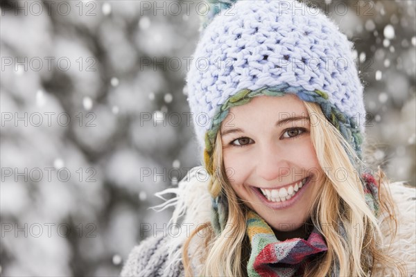 USA, Utah, Salt Lake City, portrait of young woman in winter clothing. Photo : Mike Kemp