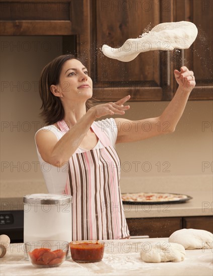 Woman preparing pizza. Photo : Mike Kemp