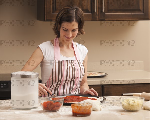 Woman preparing pizza. Photo : Mike Kemp