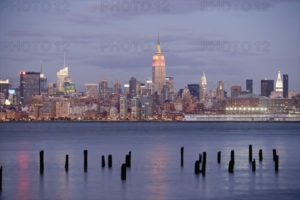 USA, New York State, New York City, Skyline at dusk. Photo : fotog