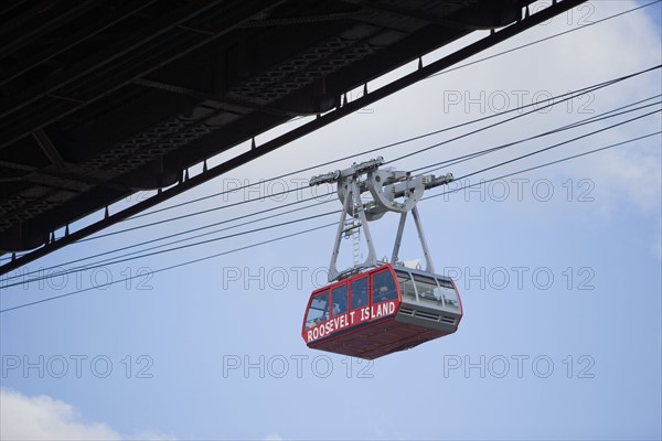 USA, New York State, New York City, Cable car on Queensboro Bridge. Photo : fotog