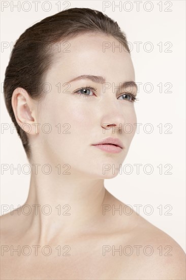 Portrait of young woman looking away. Photo : Jan Scherders