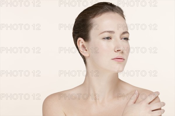 Portrait of young woman looking away. Photo : Jan Scherders