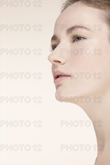 Portrait of young woman looking away. Photo : Jan Scherders