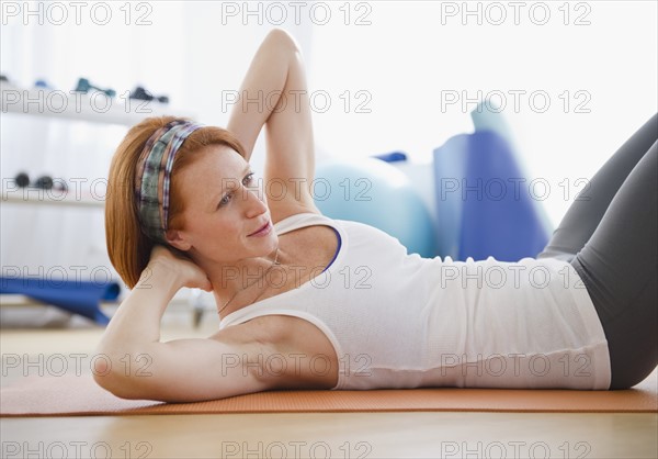 Woman doing sit-ups. Photo : Jamie Grill Photography