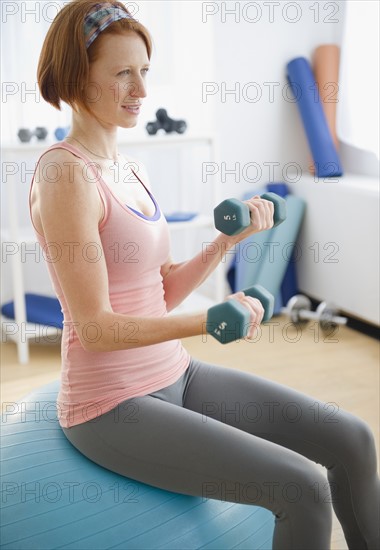 Woman lifting weights. Photo: Jamie Grill Photography