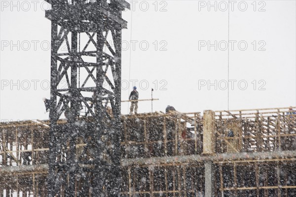 USA, New York City, construction site in snowstorm. Photo : fotog