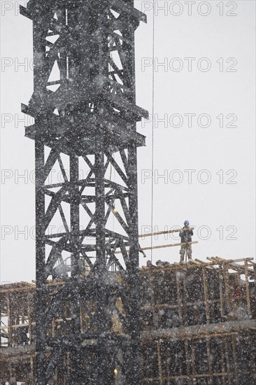 USA, New York City, construction site in snowstorm. Photo: fotog