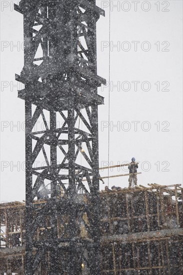 USA, New York City, construction site in snowstorm. Photo : fotog