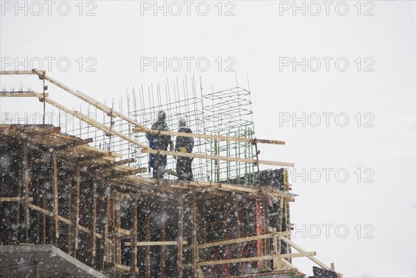 USA, New York City, construction site in snowstorm. Photo : fotog