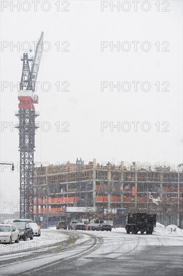 USA, New York City, construction site in snowstorm. Photo : fotog