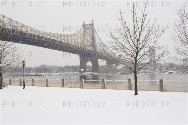 USA, New York City, Queensboro Bridge in winter. Photo: fotog