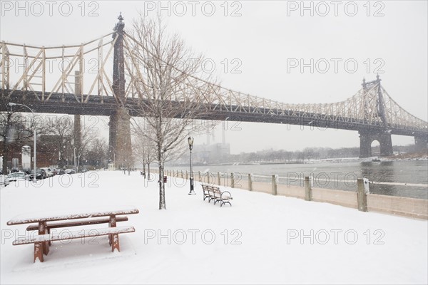 USA, New York City, Queensboro Bridge in winter. Photo : fotog