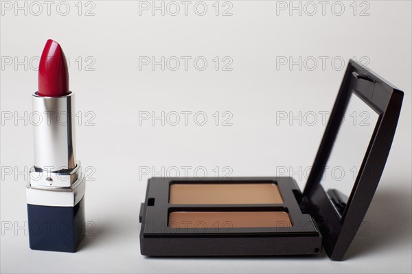 Make-up kit with red lipstick. Photo : Winslow Productions