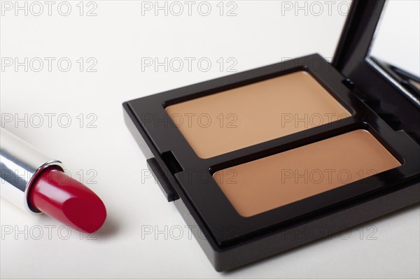 Powder compact with red lipstick. Photo : Winslow Productions