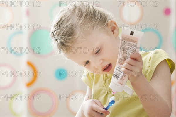 Girl (2-3) brushing teeth. Photo : Mike Kemp