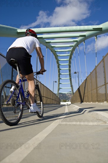 USA, California, Berkeley, Cyclist on bridge. Photo : Noah Clayton