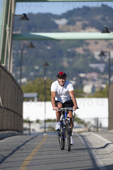 USA, California, Berkeley, Cyclist on bridge. Photo: Noah Clayton