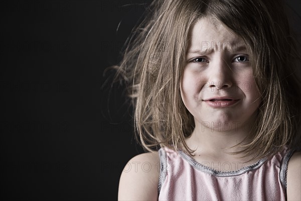 Studio portrait of girl (6-7). Photo : Justin Paget