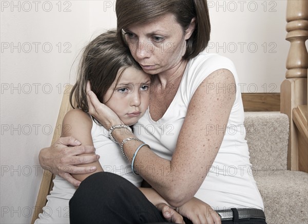 Mother consoling sad daughter (6-7). Photo : Justin Paget