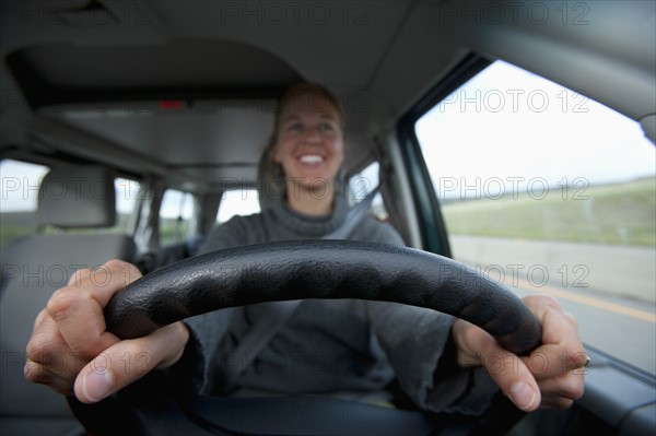 Mid adult woman driving. Photo : Noah Clayton