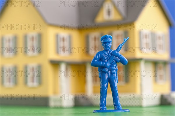 Figurine of soldier in front of model of house. Photo : Antonio M. Rosario