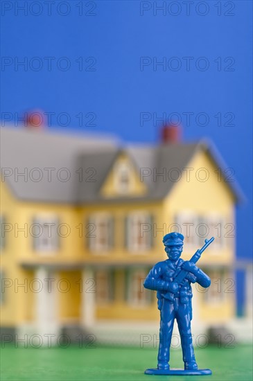 Figurine of soldier in front of model of house. Photo : Antonio M. Rosario