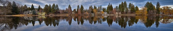 USA, Oregon, Trees reflecting in lake. Photo : Gary Weathers