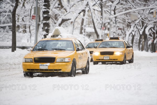 USA, New York City, yellow cabs on snowy street. Photo: fotog