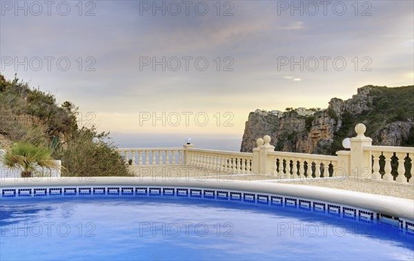 Spain, Costa Blanca, Hotel swimming pool. Photo : Justin Paget