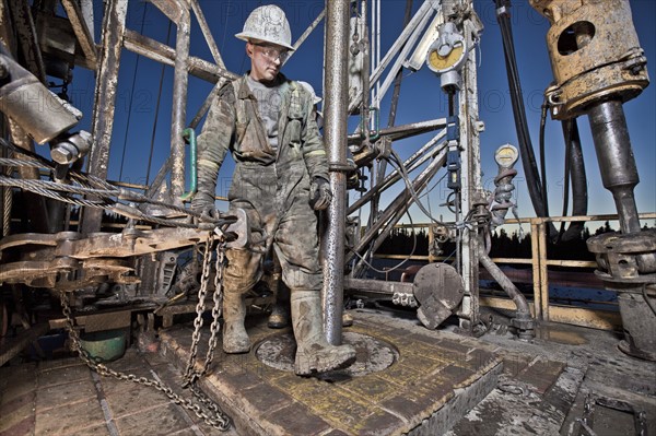 Canada, Alberta, Oil workers using oil drill. Photo : Dan Bannister