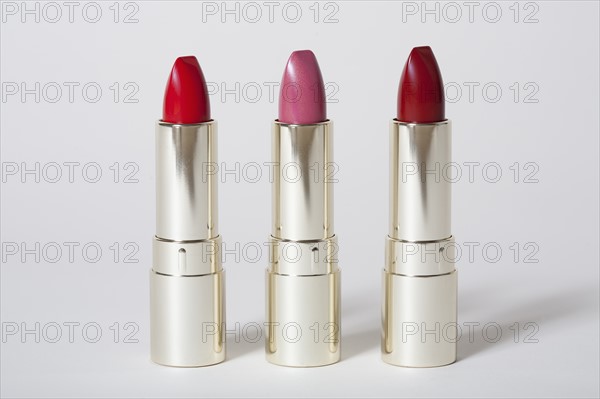 Red and pink lipsticks. Photo : Winslow Productions