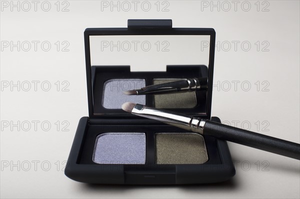 Powder compact with small brush. Photo : Winslow Productions