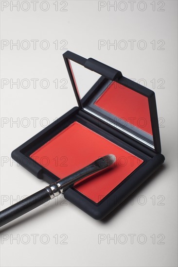 Powder compact with small brush. Photo : Winslow Productions