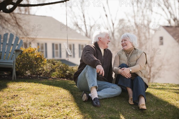 USA, Virginia, Richmond, senior couple relaxing on grass. Photo : Mark Edward Atkinson