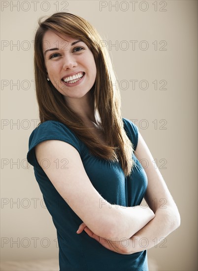 Studio portrait of smiling young woman. Photo : Mike Kemp