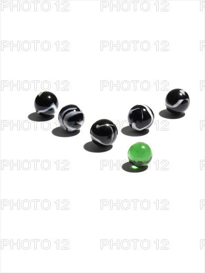 Black and green glass balls. Photo : David Arky