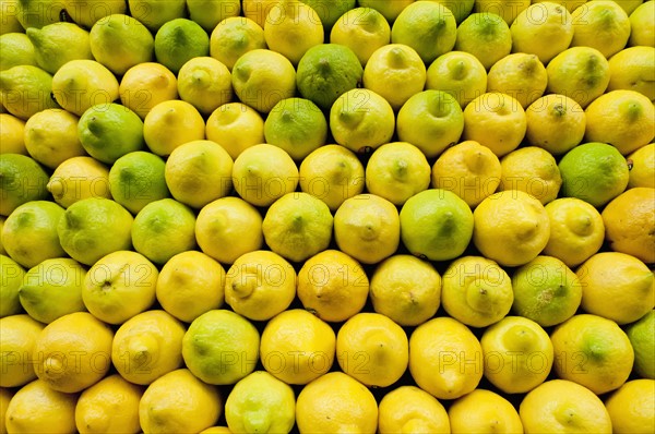 Stack of lemons on market. Photo : Antonio M. Rosario