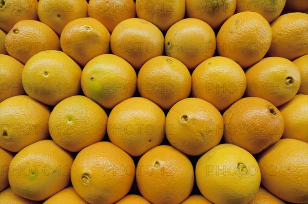 Stack of oranges on market. Photo : Antonio M. Rosario