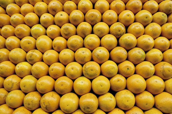 Stack of oranges on market. Photo : Antonio M. Rosario