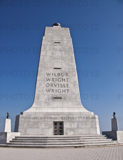 USA, North Carolina, Outer Banks, Kill Devil Hills, Wright Brothers Memorial. Photo : Tetra Images