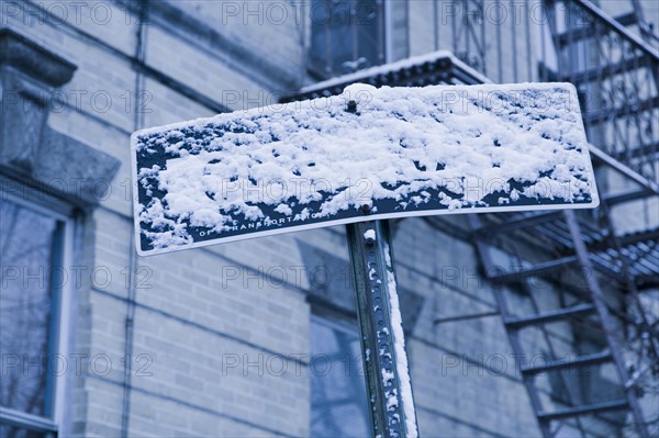 USA, New York City, Arrow sign covered with snow. Photo : Kristin Lee