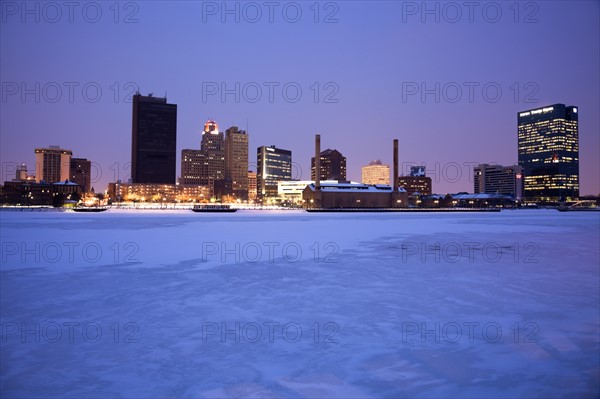 USA, Ohio, Toledo skyline across frozen river, dusk. Photo : Henryk Sadura