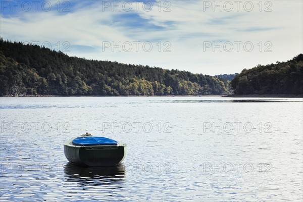 France, Brittany, Morbihan Department, Lac de Guerledan, Small boat on lake. Photo : Jon Boyes