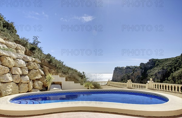 Spain, Costa Blanca, Hotel swimming pool. Photo : Justin Paget