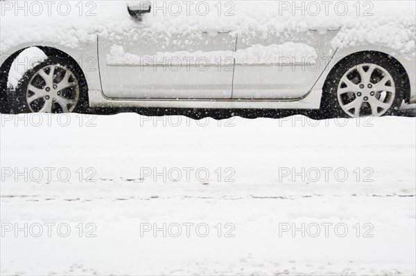 USA, New York State, Brooklyn, Williamsburg, car on street during blizzard. Photo : Jamie Grill Photography