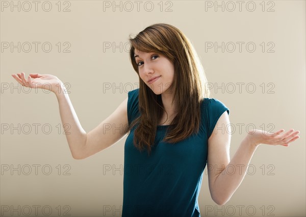 Studio portrait of young woman gesturing. Photo : Mike Kemp