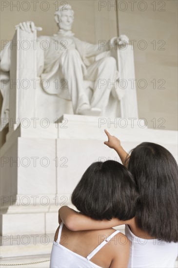 USA, Washington DC, Lincoln Memorial, two girls (10-11] looking at Lincoln statue. Photo : Chris Grill