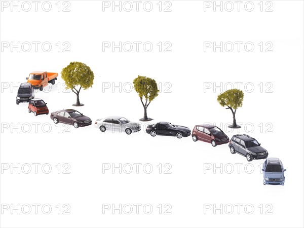 Row on cars on winding road. Photo : David Arky